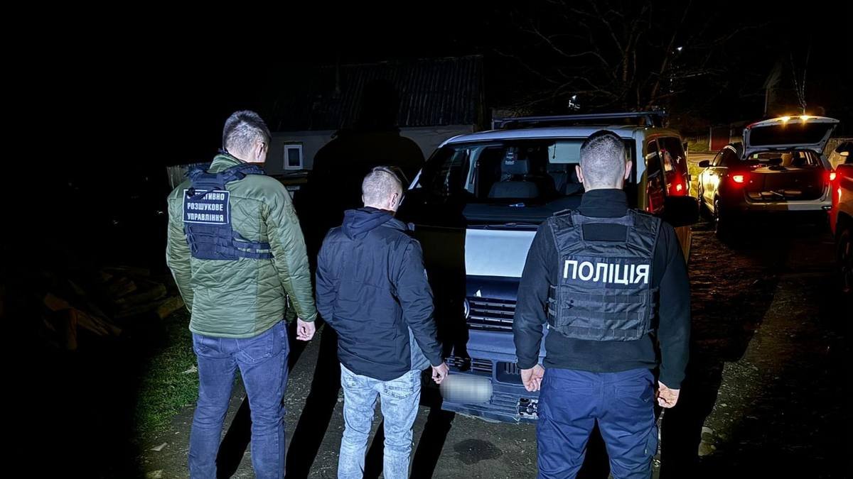 Троє прикарпатців горами пробиралися до Словаччини: їх та переправника затримали