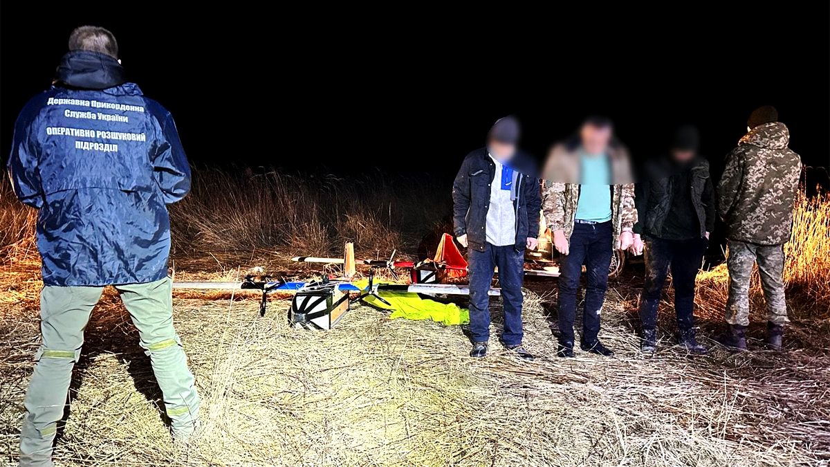 Прикордонники затримали чоловіків, які хотіли нелегально переправити за кордон сигарети безпілотниками