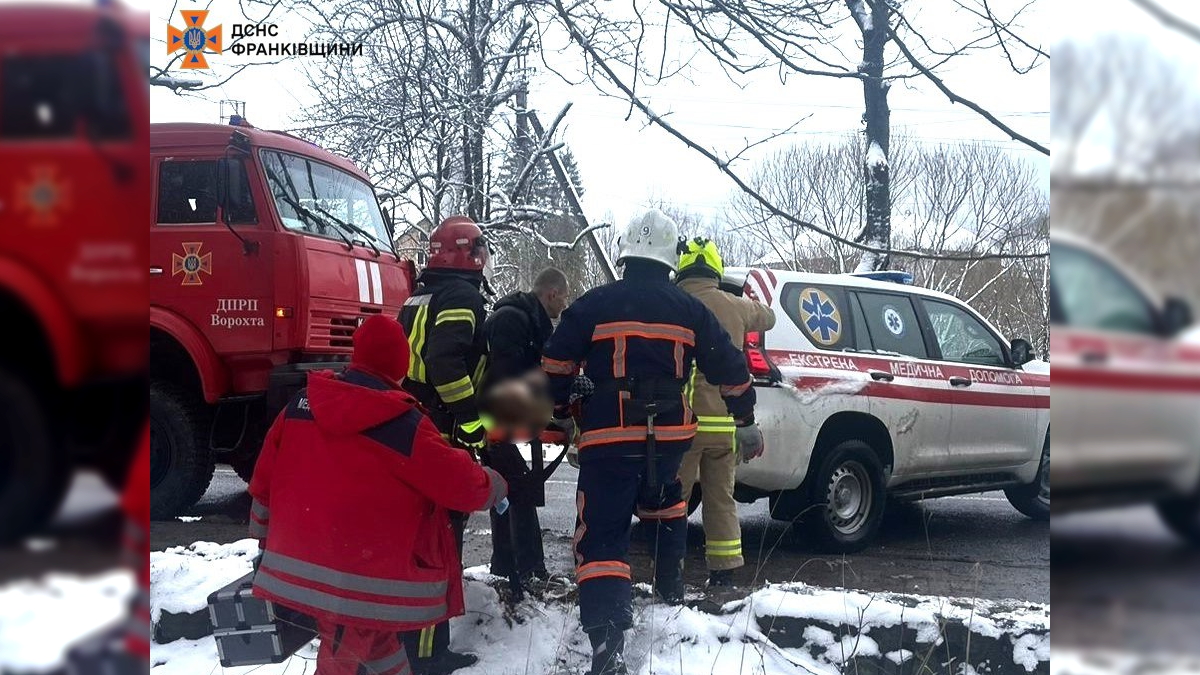 В Татарові внаслідок ДТП жінка застрягла в понівеченій машині