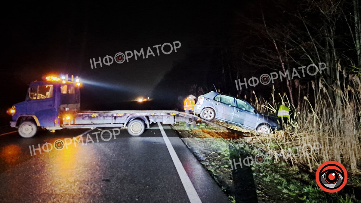 Неподалік Коломиї легковик злетів у кювет | Є постраждалі 3