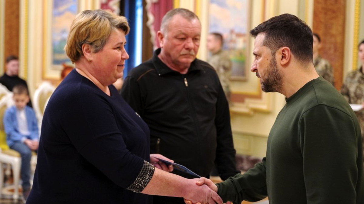 Мати загиблого пілота Степана Тарабалки отримала сертифікат на квартиру від Президента України
