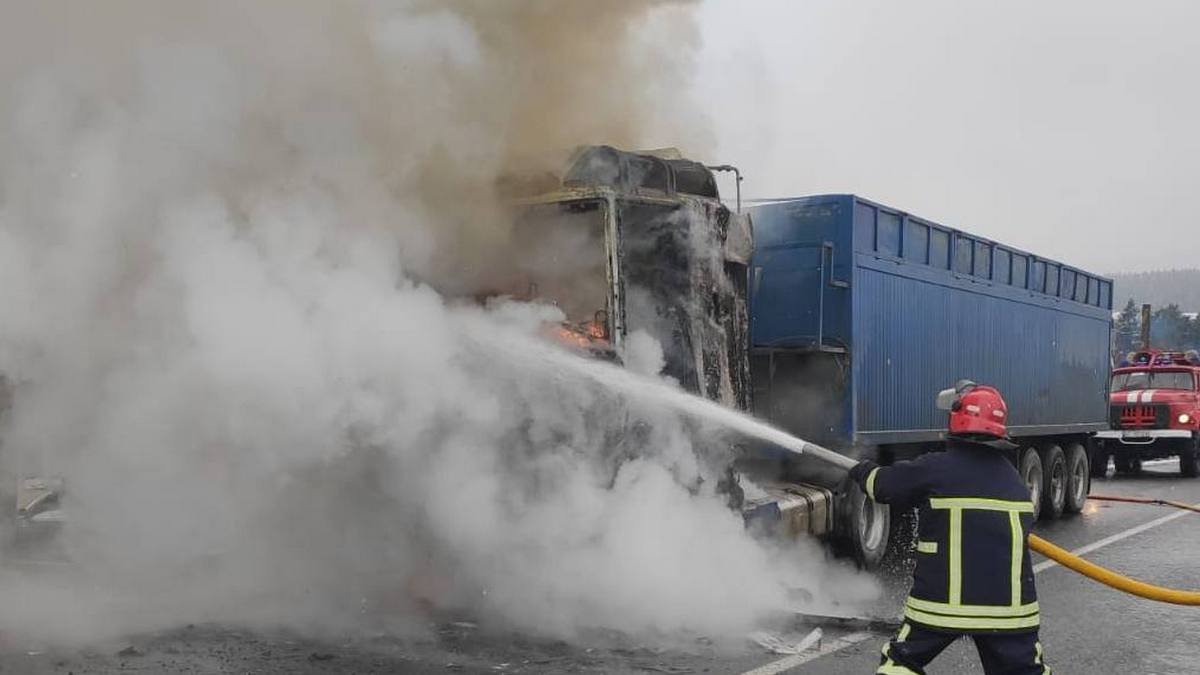 На Надвірнянщині посеред дороги палала вантажівка