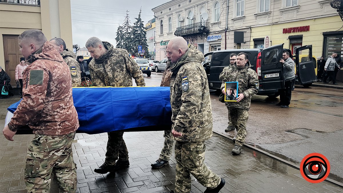 Коломияни зустрічали скорботний кортеж з тілом захисника Івана Борейка