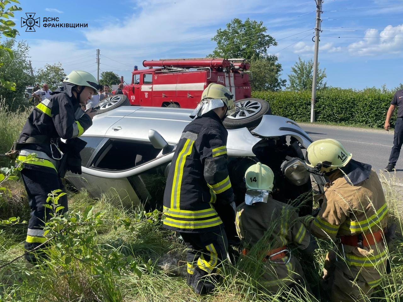На Косівщині авто злетіло з дороги і перекинулось