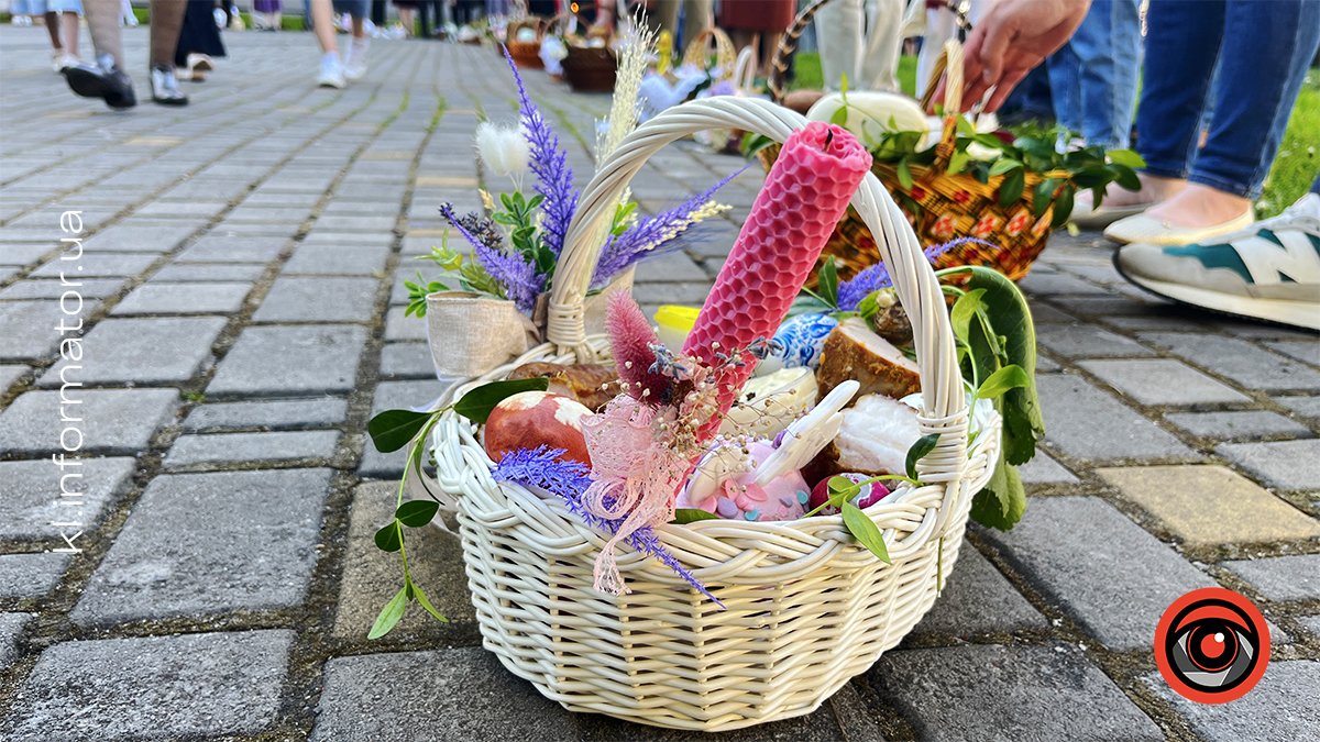 Як у Коломиї перші великодні кошики освячували | Фоторепортаж з подвірʼя храмів