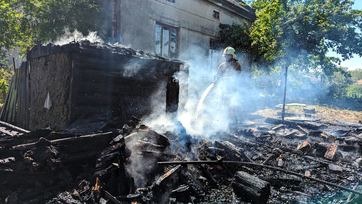 Рятувальники гасили пожежу господарської будівлі у Заболотові