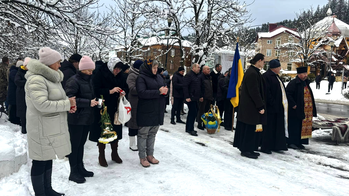 На Верховинщні зустріли скорботний кортеж з тілом полеглого Ігоря Оринчука 2