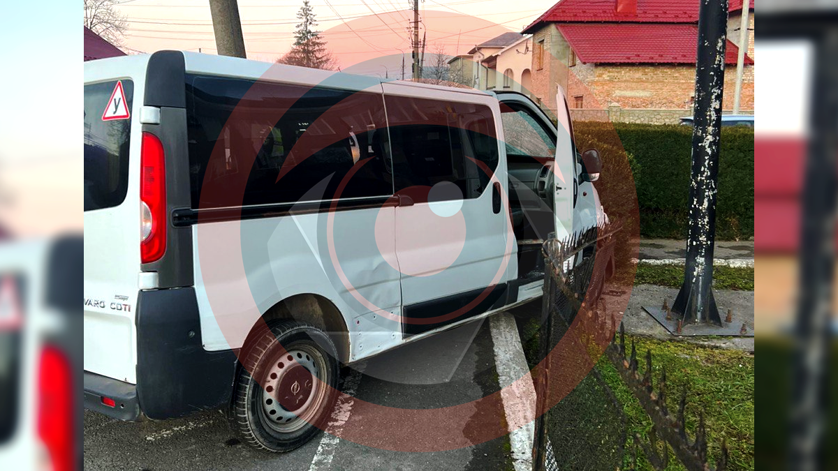 У Коломії водійка Opel Vivaro протаранила огорожу РДА