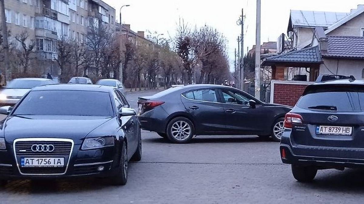 Із візком - на проїжджу: тротуар на вул. Бандери перетворили на автопаркінг