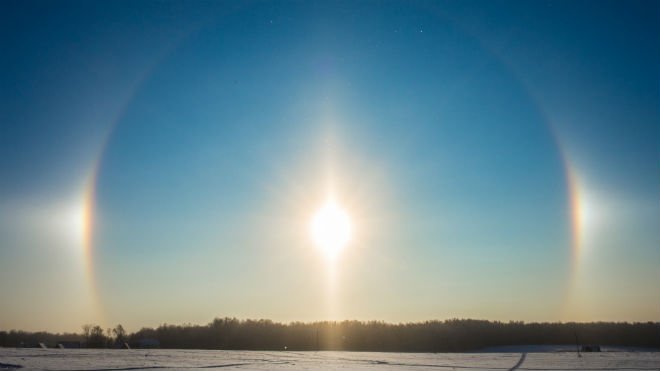 Гало виникає через розсіювання сонячного світла, що проходить через кристали хмар.