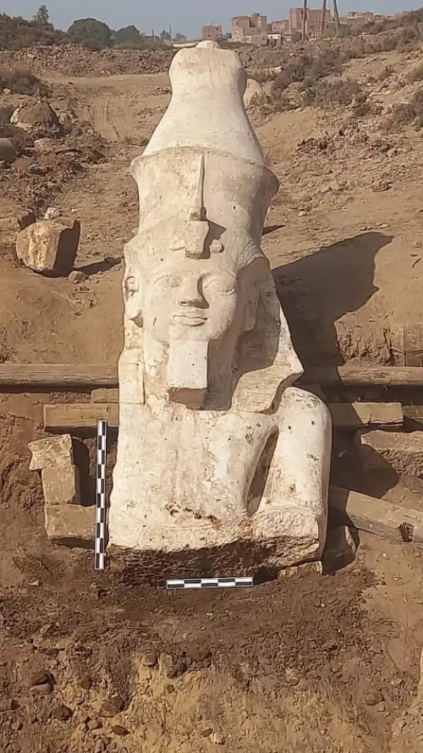 Майже через сто років після того, як знайшли нижню частину, знайшли верхню частину статуї Рамзеса II