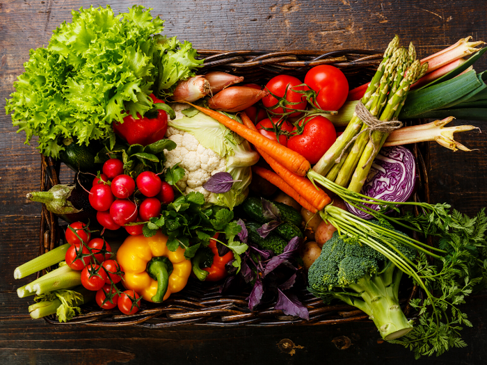 Низковуглеводні овочі повинні поступово витіснити крохмалисті: картоплю, кукурудзу, горох.