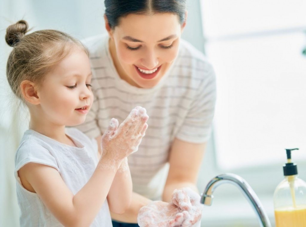 Не навчилися правильно мити руки в дитинстві - опановуйте цю науку зараз.