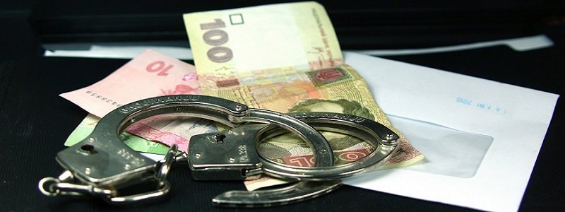 В Днепропетровске налоговика за взятку в 2,5 тыс. долл. приговорили к штрафу в 17 тыс. грн