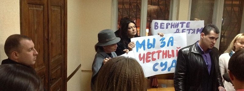 Директора днепропетровской школы выпустили из-под домашнего ареста