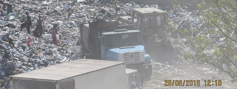 Вместо школы дети в Днепре сортируют мусор на огромной свалке