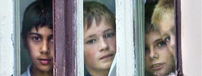 Чиновники Днепропетровщины нарушают права детей-сирот и приемных родителей 