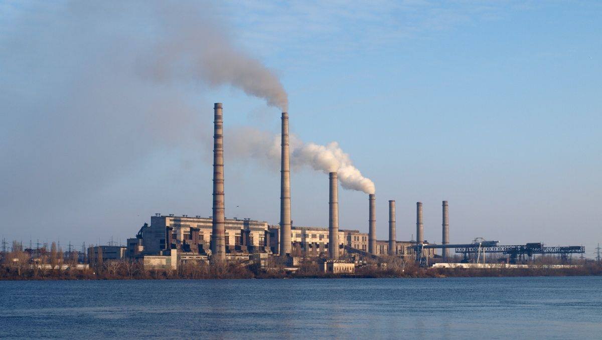 Над Приднепровской ТЭС снова коричневый дым: что случилось