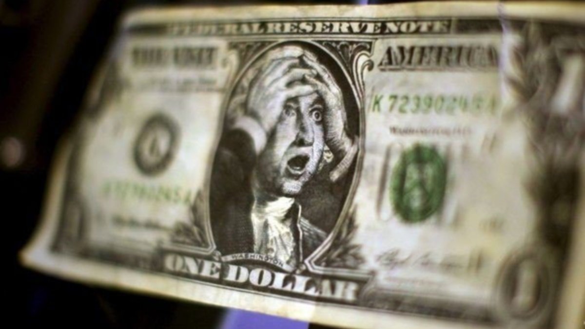 Доллар упал, а евро немного поднялся под конец недели: курс валют на 14 августа