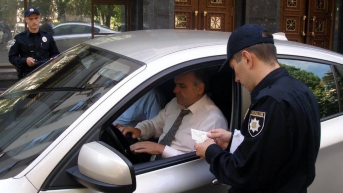 В каких случаях полицейский в Украине имеет право изъять водительские права: ответ адвоката