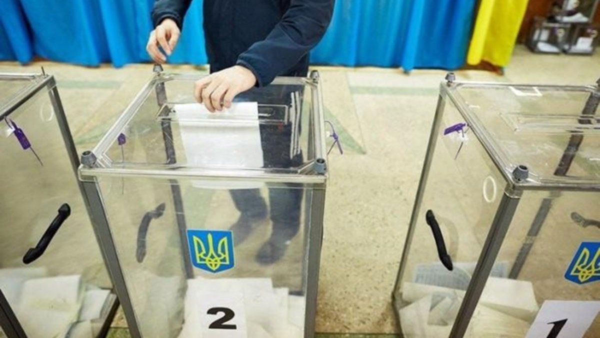 За кого украинцы готовы голосовать на выборах и как оценивают борьбу с коронавирусом: опрос Рейтинга