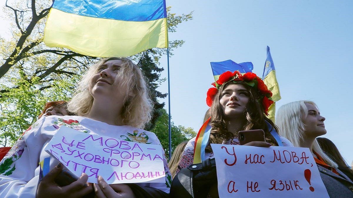 Сколько украинцев хотят сделать русский язык государственным: опрос Деминициативы
