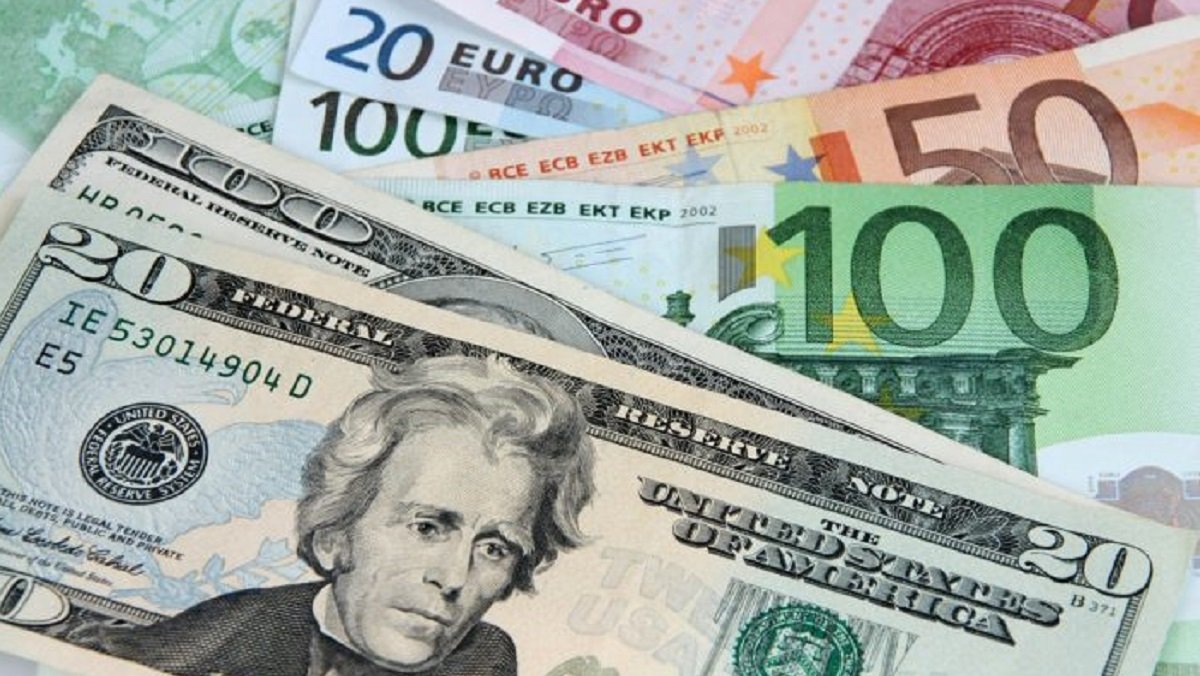 Евро подскочил, доллар держится: курс валют на 30 сентября
