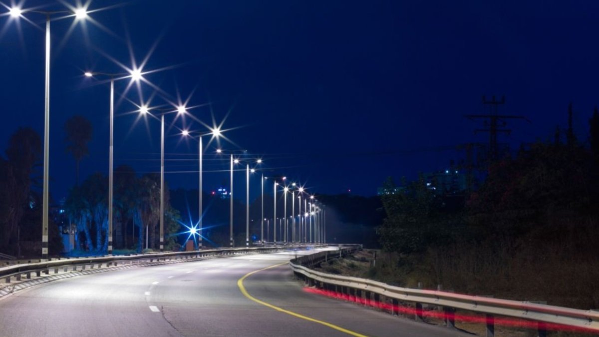 На дороги Днепропетровской области потратят еще 31 миллион: где станет светлее и лучше водителям