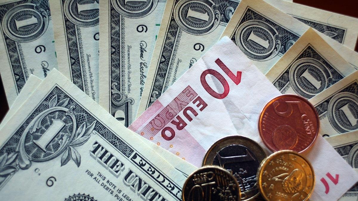 Почем доллар и евро в начале недели: курс валют на 26 октября