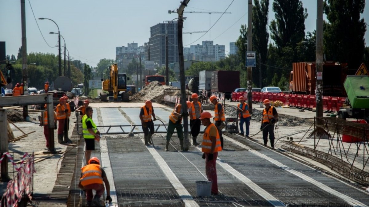 В Киеве на ремонт дорог потратят еще 20 миллионов: где повезет водителям