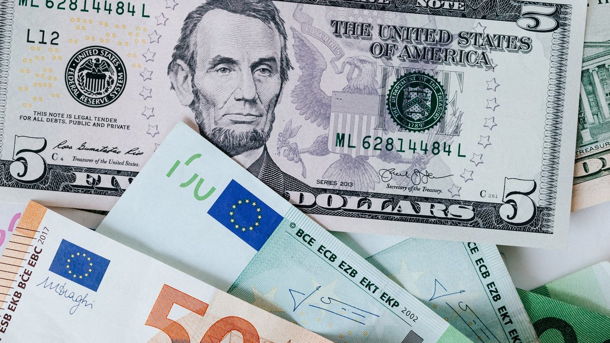 Сколько стоит доллар и евро в начале недели: курс валют на 9 ноября