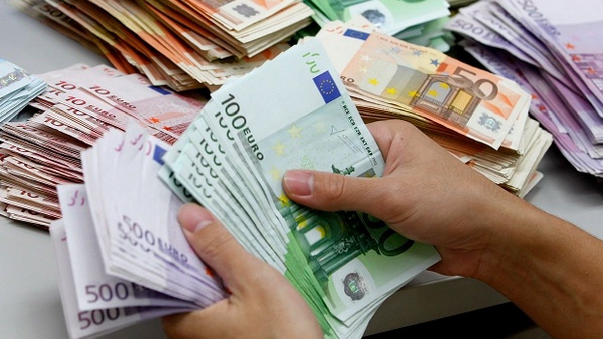 Евро стремительно растет, что с долларом: курс валют на 18 ноября