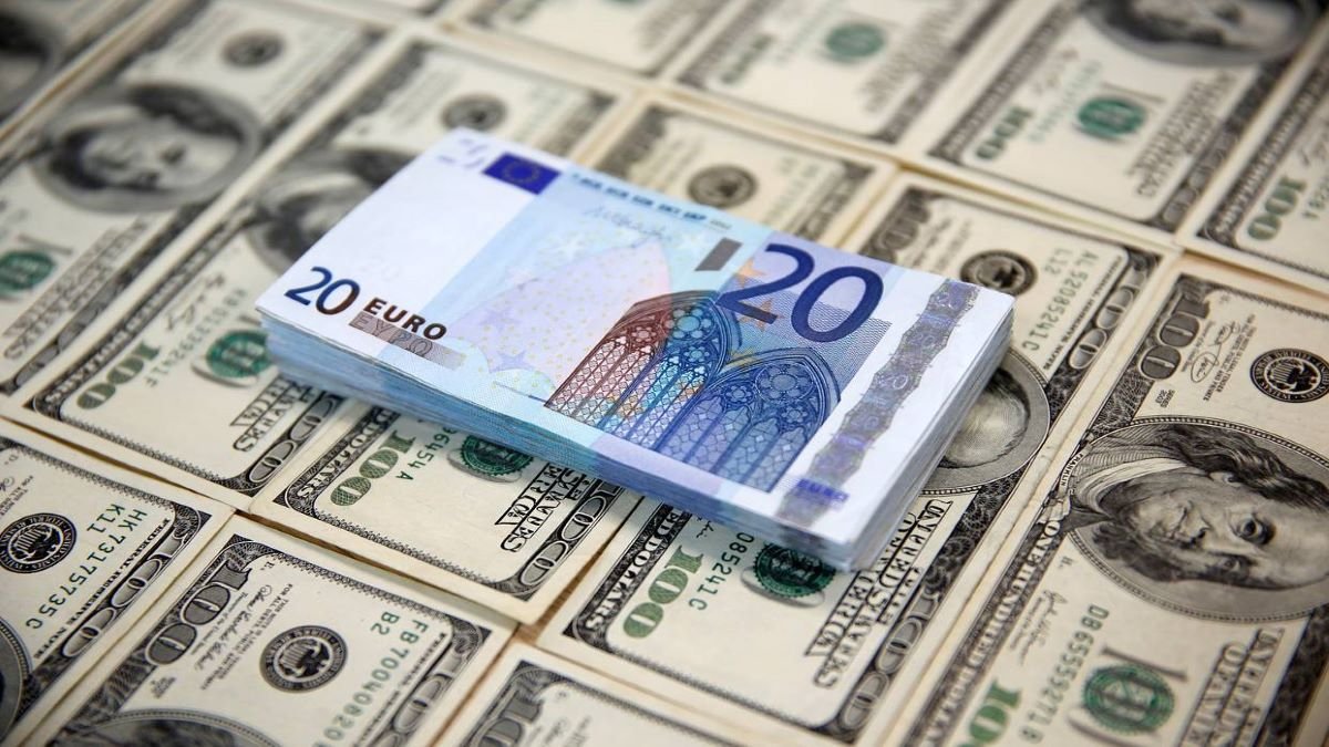 Евро вырос на 12 копеек, что с долларом: курс валют на 24 ноября