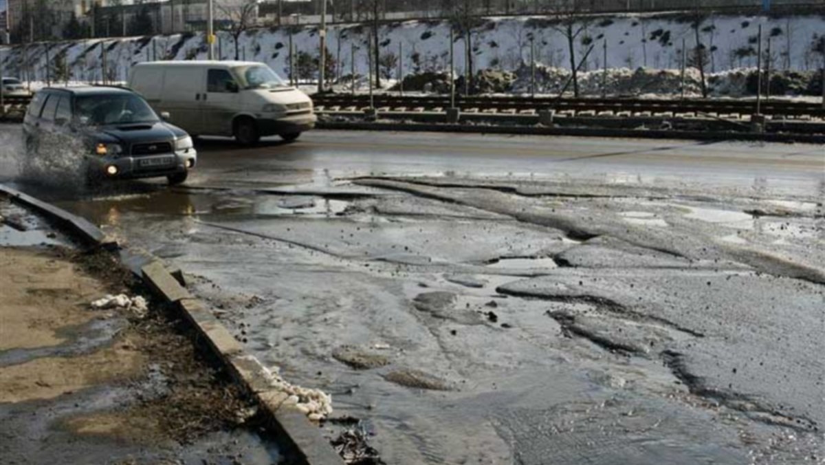 В Киеве дорожники сольют 9 миллионов фирме, подозреваемой в краже на ремонте дорог