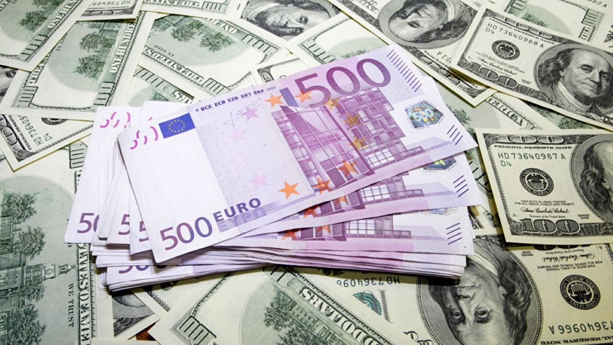 Евро подешевел на 10 копеек, что с долларом: курс валют на 10 декабря