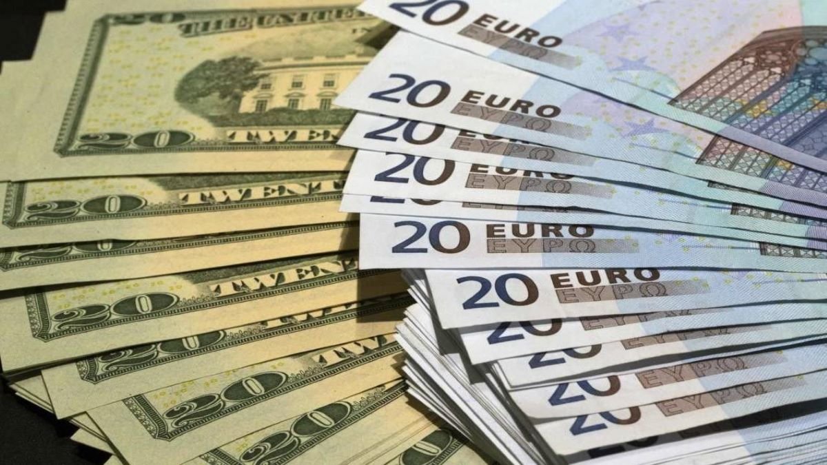 Евро и доллар снова подешевели: курс валют на 16 декабря