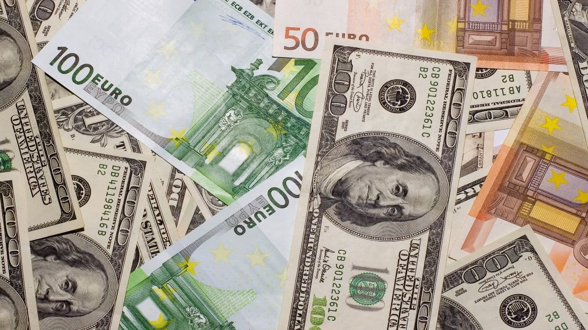 Доллар подорожал, что с евро: курс валют на 18 декабря