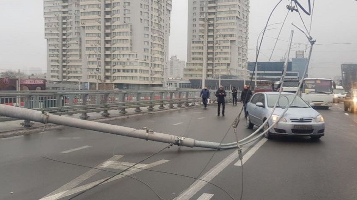 Кто виноват в том, что упали опоры освещения на Шулявском мосту в Киеве: мнение эксперта
