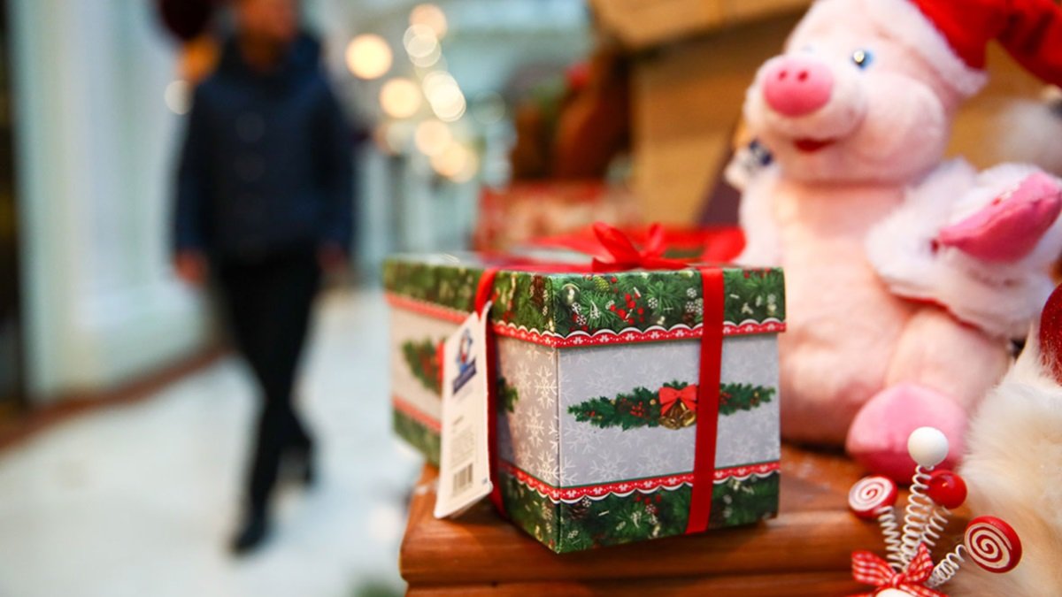 Сколько чиновники Днепропетровщины и в Украине потратили на миллион подарков детям