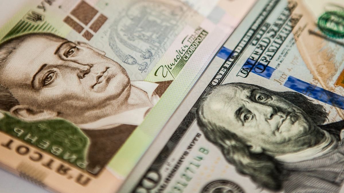 Доллар и евро пошли на спад: курс валют на 6 января