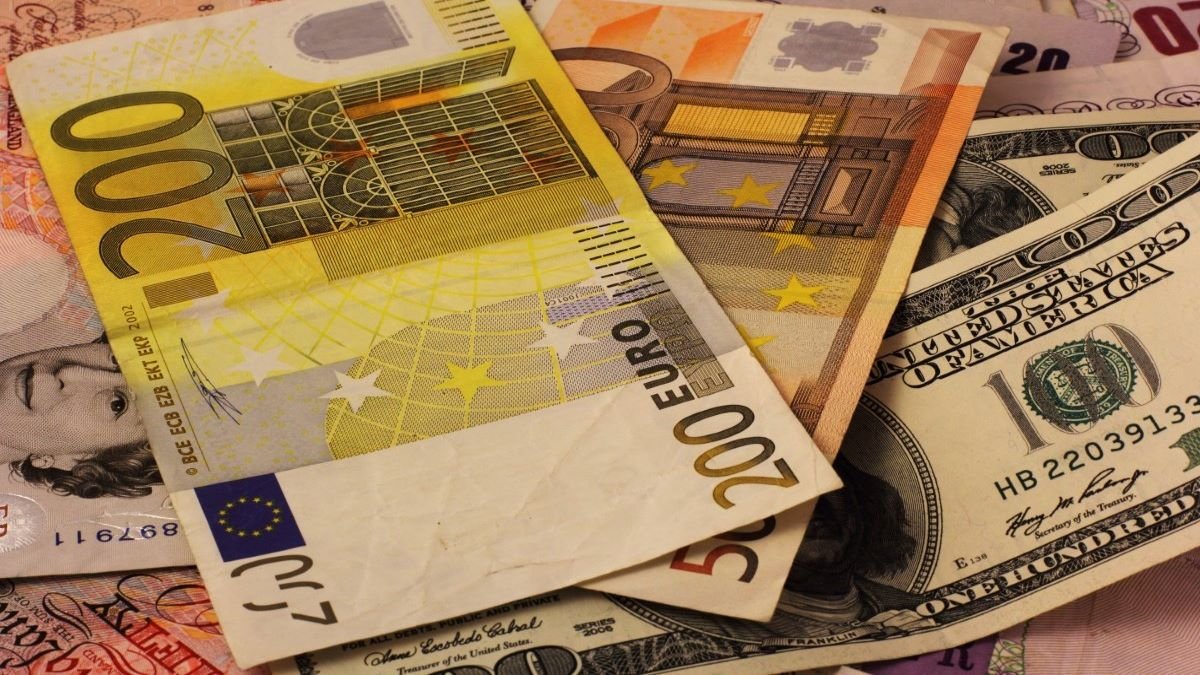 Доллар продолжает падать, что с евро: курс валют на начало недели