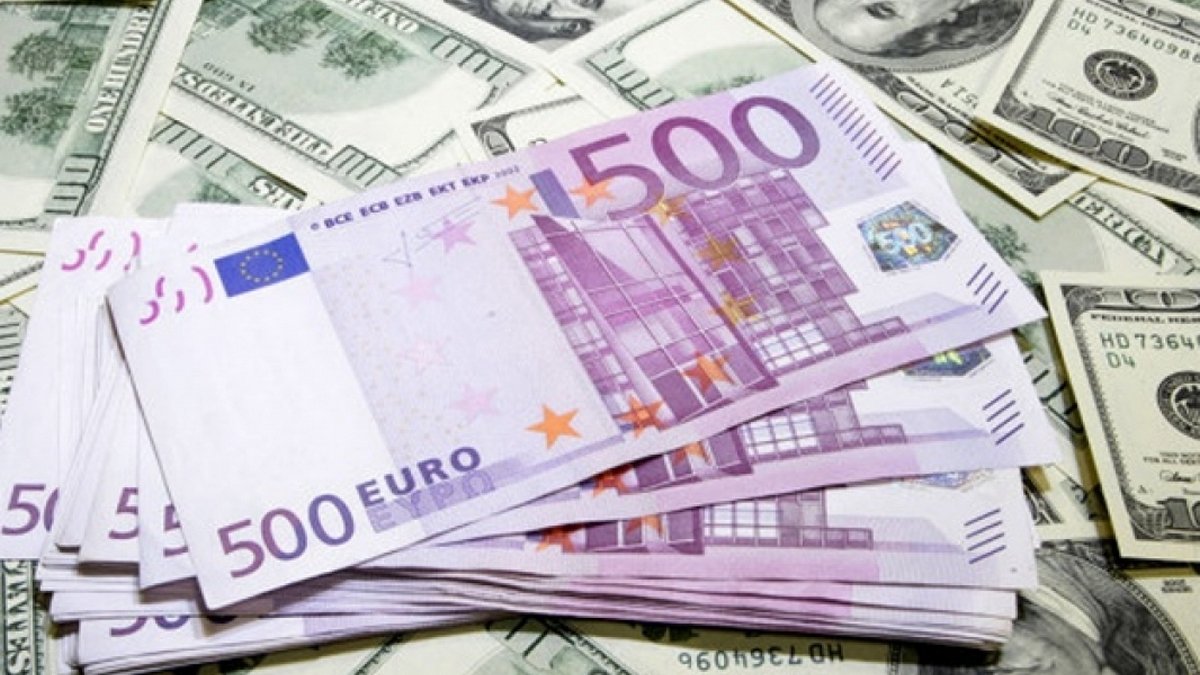 В конце недели доллар пошел вверх, что с евро: курс валют на 15 января