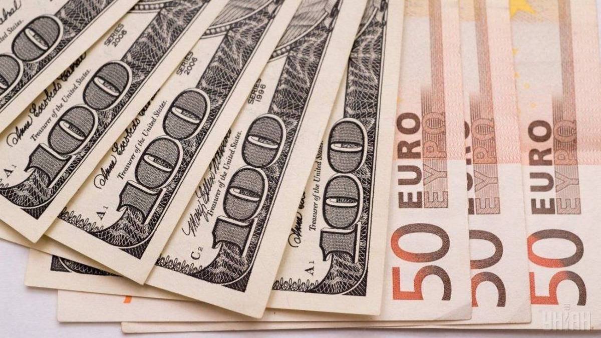 Доллар снова теряет в цене, что с евро: курс валют на начало недели