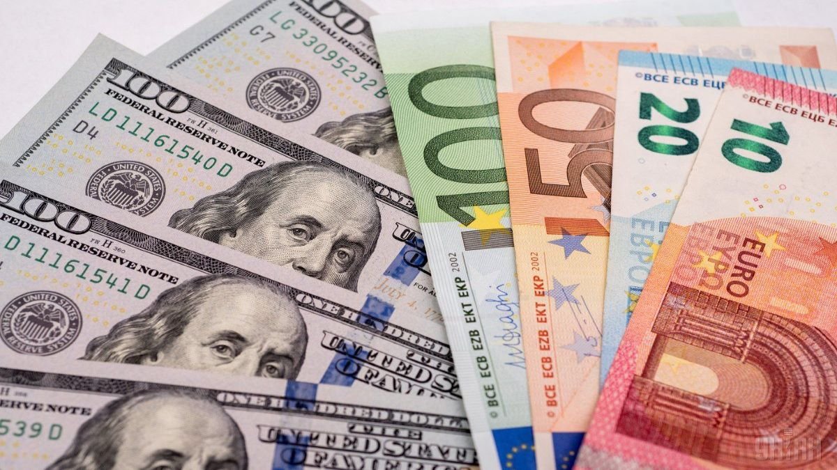 Доллар и евро пошли вниз: курс валют на 27 января