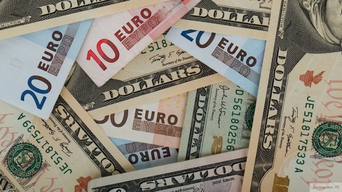 Евро дорожает, что с долларом: курс валют на 22 февраля