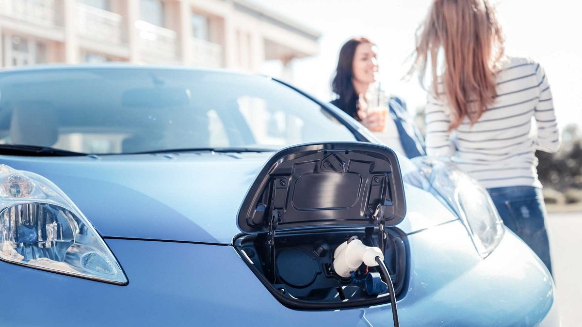 Кому принадлежат зарядные станции Днепра и почему водители ждут прихода Tesla