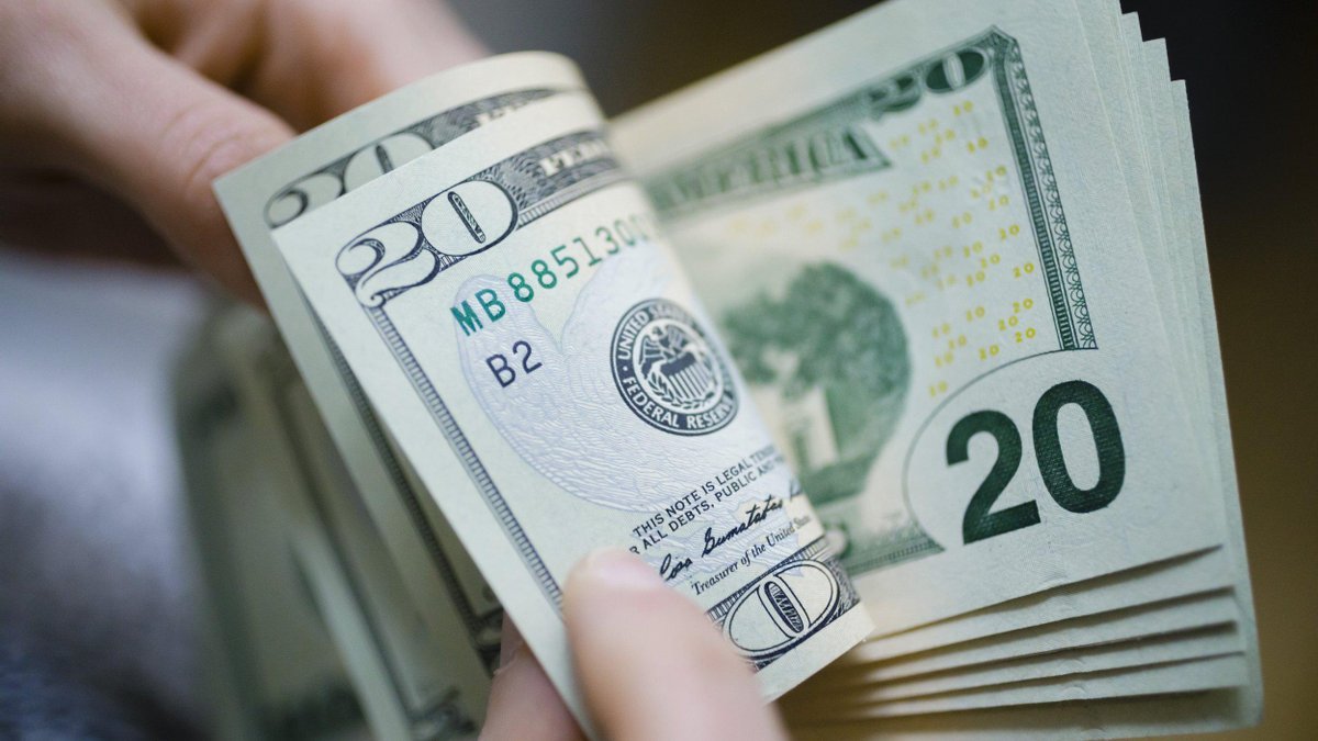 Нацбанк опустил доллар: курс валют на 15 марта