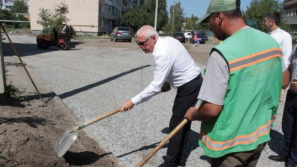 В Павлограде мэрия Вершины слила «любимой» фирме еще 5,5 миллиона на дорогу: где помашут лопатой