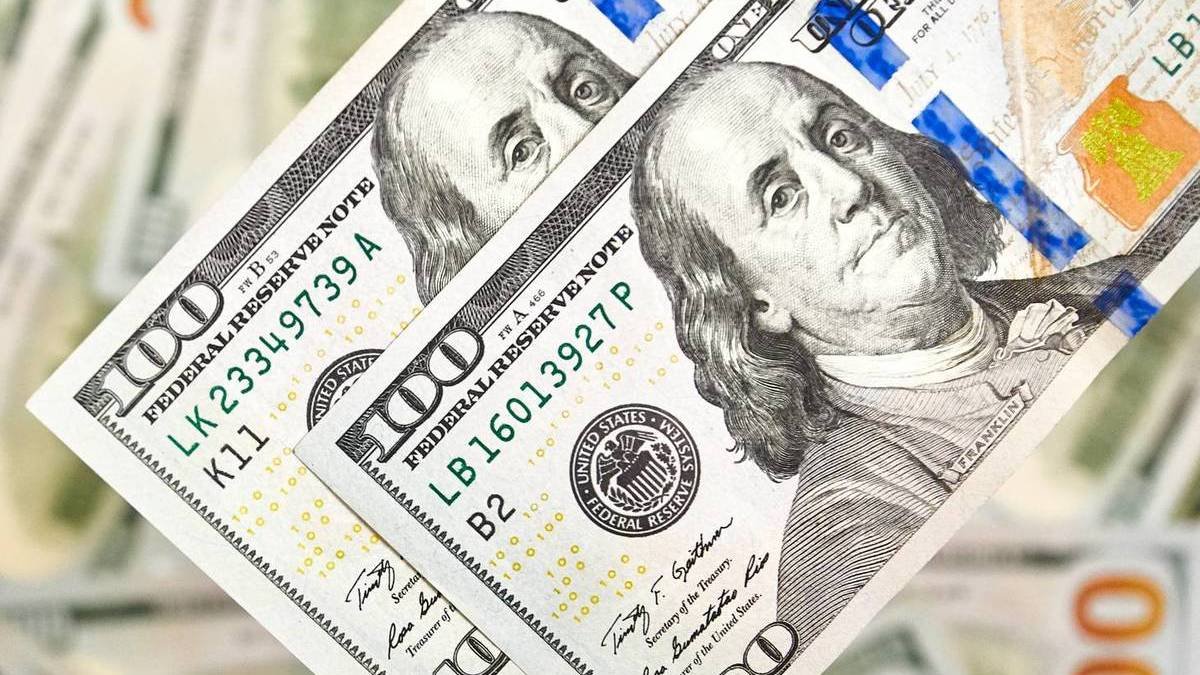 Нацбанк опустил доллар: курс валют на 15 апреля