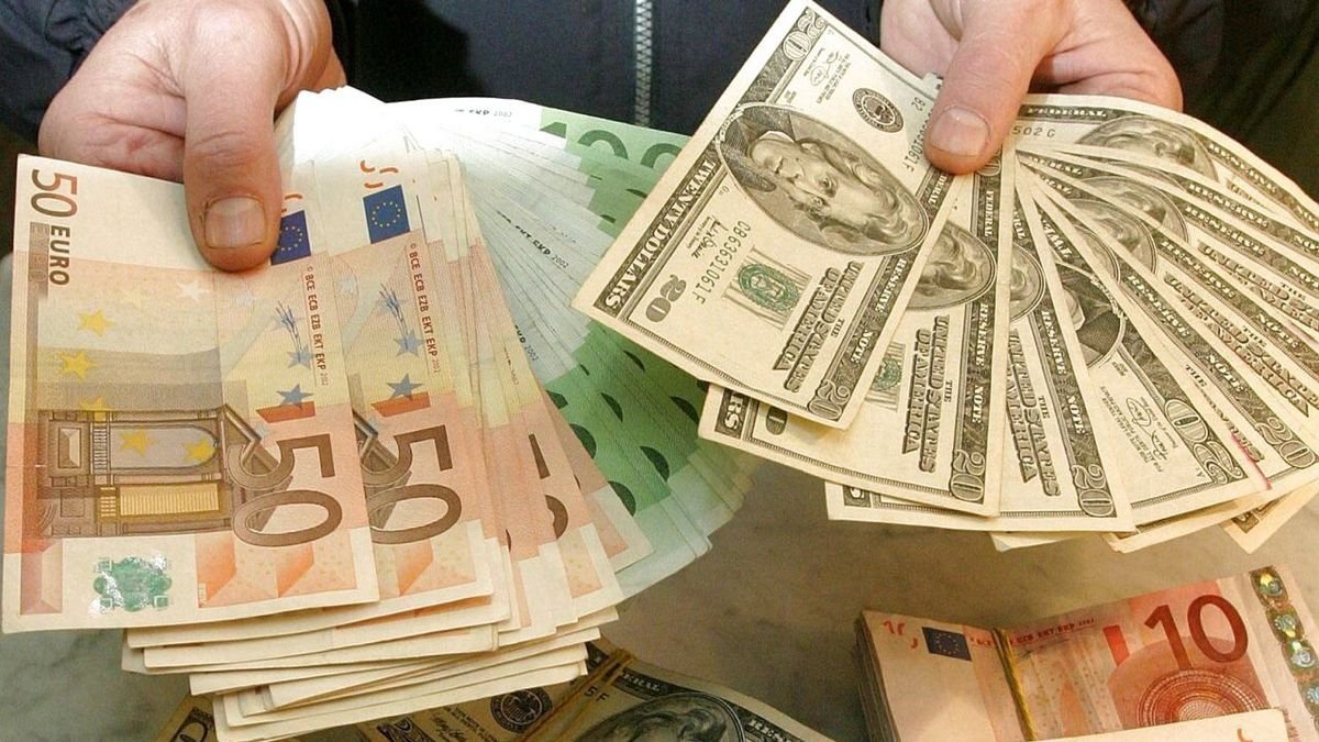 Доллар и евро снова выросли: курс валют на 23 апреля
